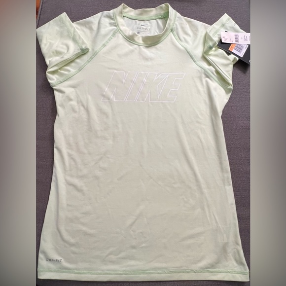 Nike tshirt - Picture 2 of 5